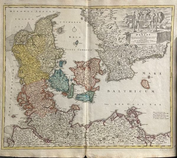 Bella mappa decorativa del Regno di Danimarca. Bellissimo cartiglio decorativo al titolo. La carta raffigura sia la Danimarca insulare